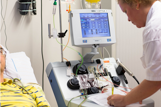 Afbeelding met Medische apparatuur, medisch, persoon, overdekt