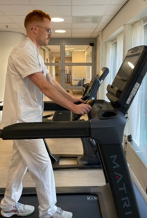 Afbeelding met trainingsapparatuur, persoon, sport, kleding
Door AI gegenereerde inhoud is mogelijk onjuist.