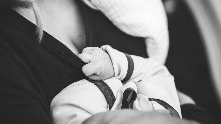 Baby in moeders handen
