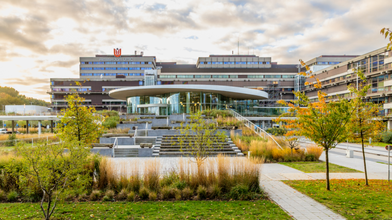 Hoofdingang van Amsterdam UMC, locatie AMC 