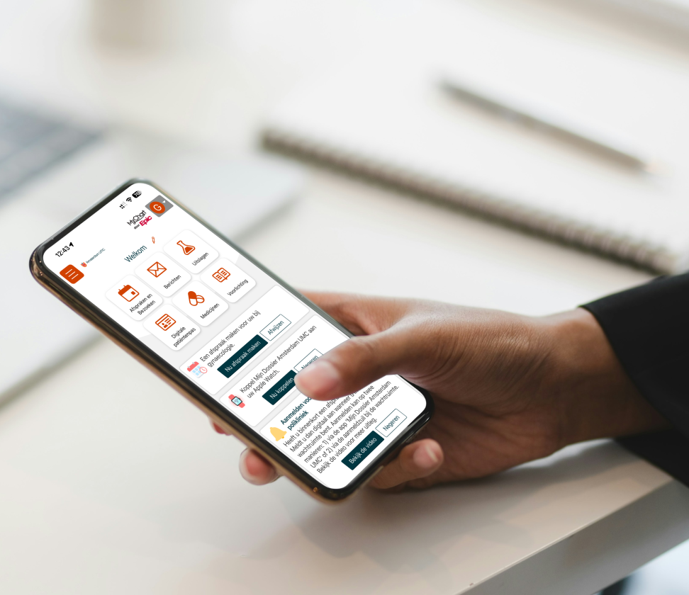 Hand met een smartphone waarop de app Mijn Dossier is te zien.