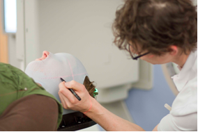 Afbeelding met persoon, overdekt, kleding, muur
Door AI gegenereerde inhoud is mogelijk onjuist.