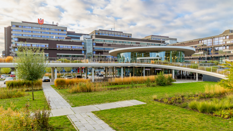 Hoofdingang van Amsterdam UMC, locatie AMC 