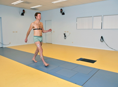 Afbeelding met Fitness, knie, muur, Balans