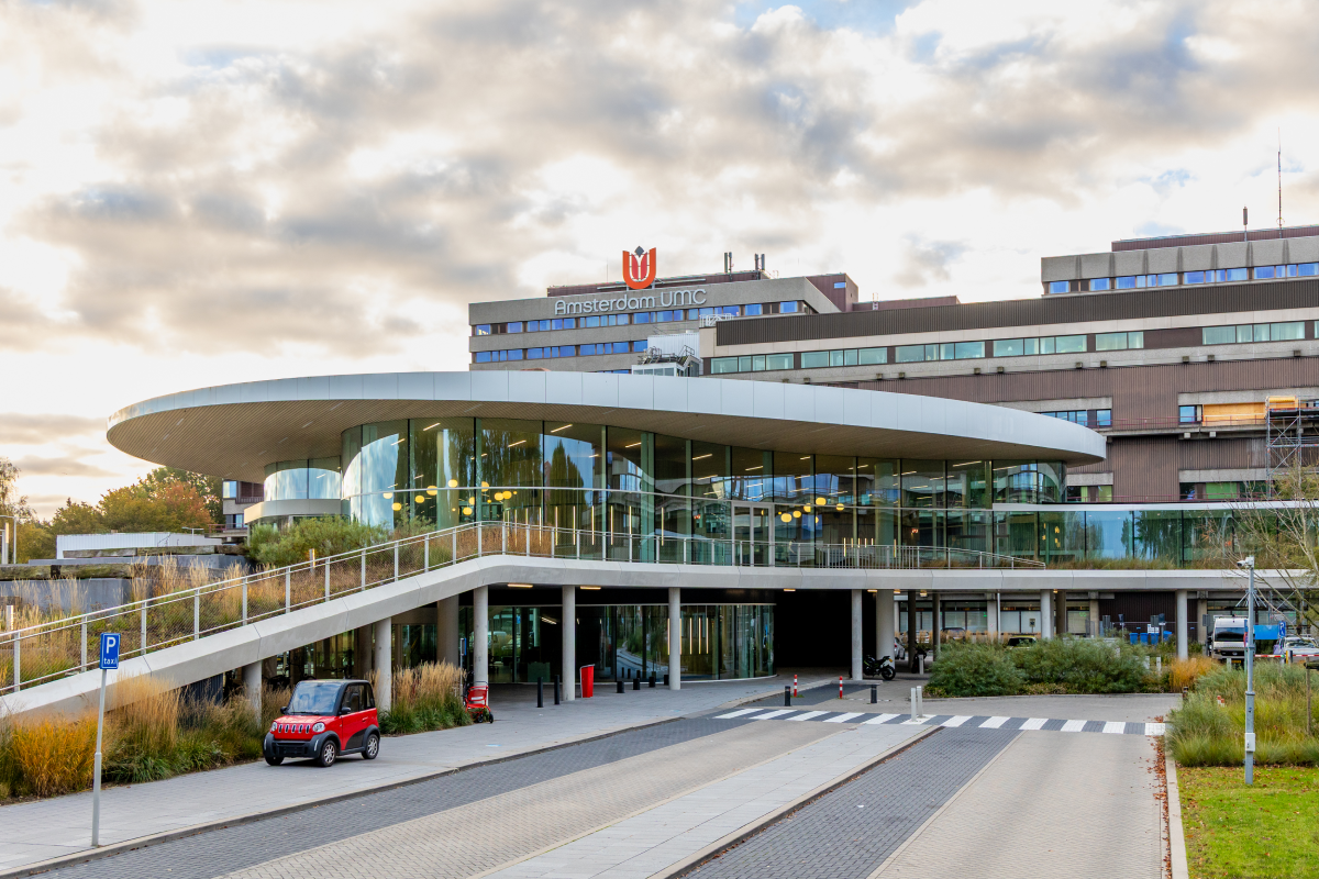 Hoofdingang van Amsterdam UMC, locatie AMC 