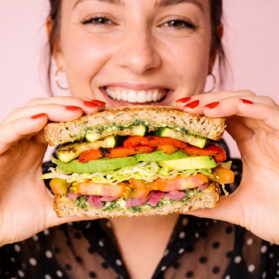 Wissel 'ns wat: vrouw eet goed gevulde sandwich