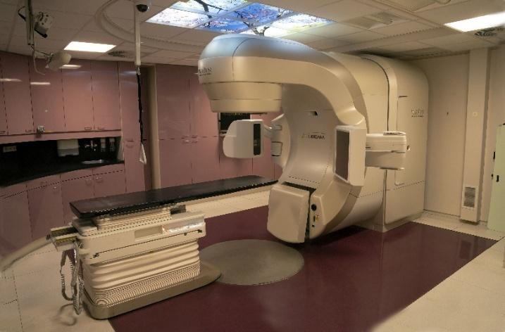 Afbeelding met overdekt, Lineaire versneller, muur, Medische apparatuur
Door AI gegenereerde inhoud is mogelijk onjuist.