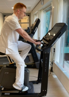 Afbeelding met persoon, trainingsapparatuur, sport, kleding
Door AI gegenereerde inhoud is mogelijk onjuist.