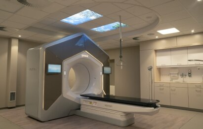 Afbeelding met overdekt, Lineaire versneller, muur, Medische apparatuur
Door AI gegenereerde inhoud is mogelijk onjuist.